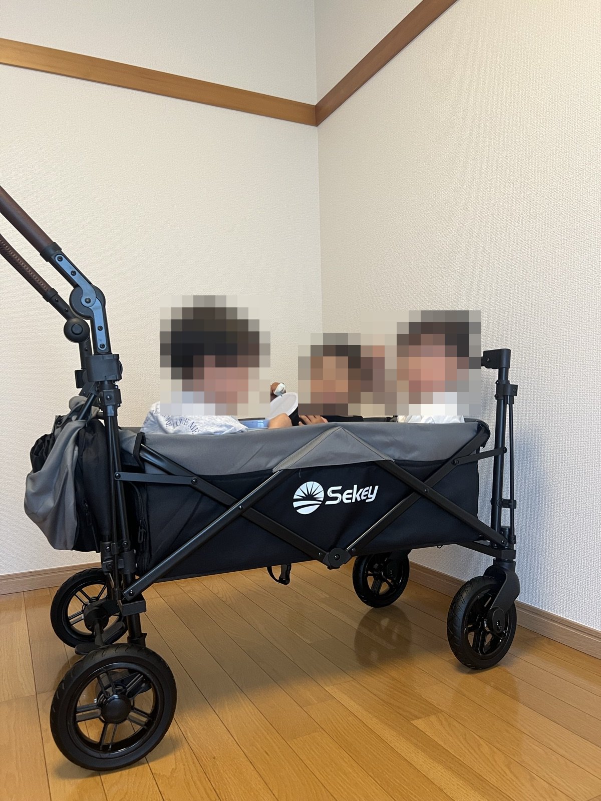 ワゴンに乗った3兄弟
